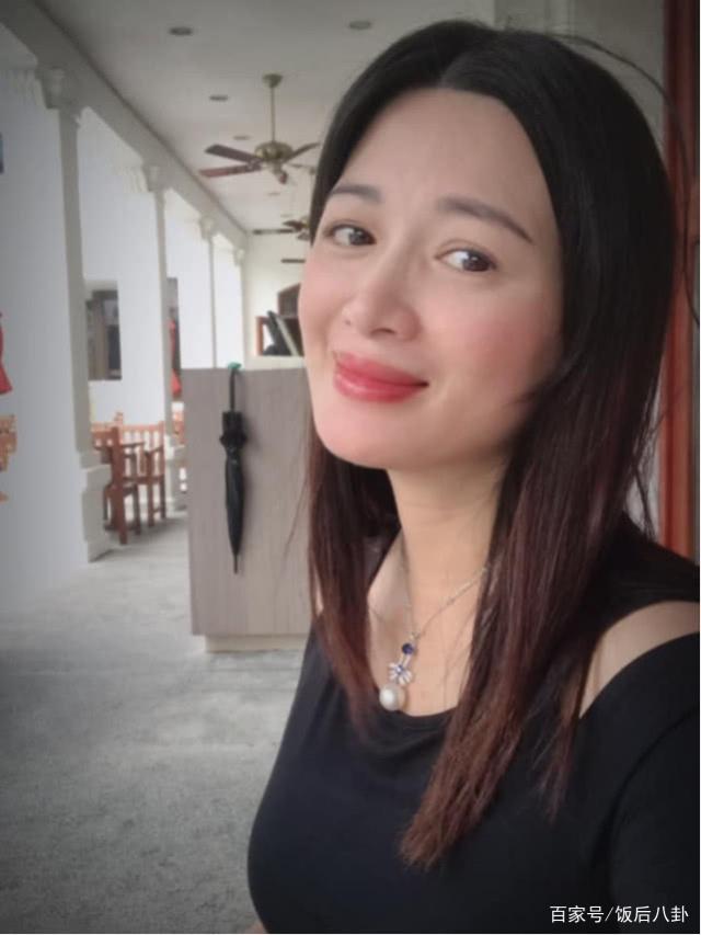 陈少霞挺9月巨肚穿紧身裙秀身材,61岁富豪老公在旁露出慈父笑