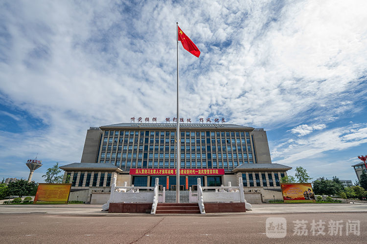 荔枝新闻 军事  武警工程大学坐落于古城西安秦阿房宫遗址上,现磁石门