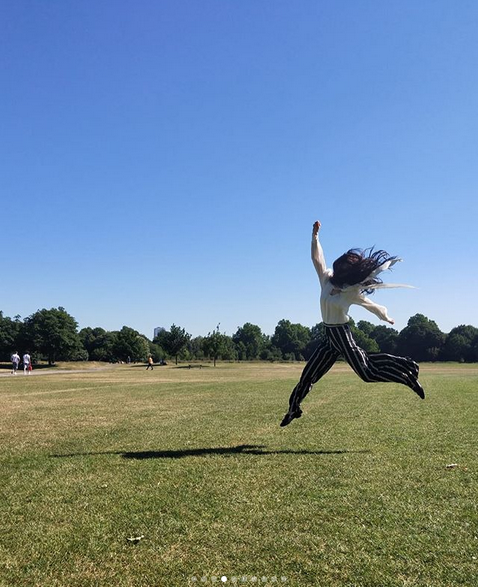 田馥甄草地赤脚跳跃放飞自我 随性连拍无偶像包袱