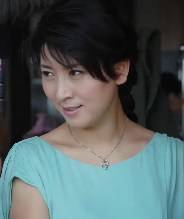 演员闫学晶45岁生小女儿演艺圈的大孝女49岁成了婆婆