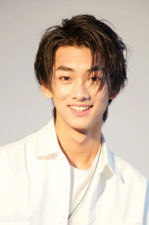 不容易!20岁男星为新戏宣传,厅内仅坐两位观众,强忍泪水致谢