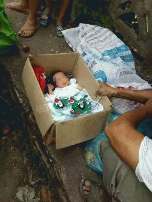 今天中午一名女婴被遗弃在常乐大桥,小手乱舞哇哇大哭!