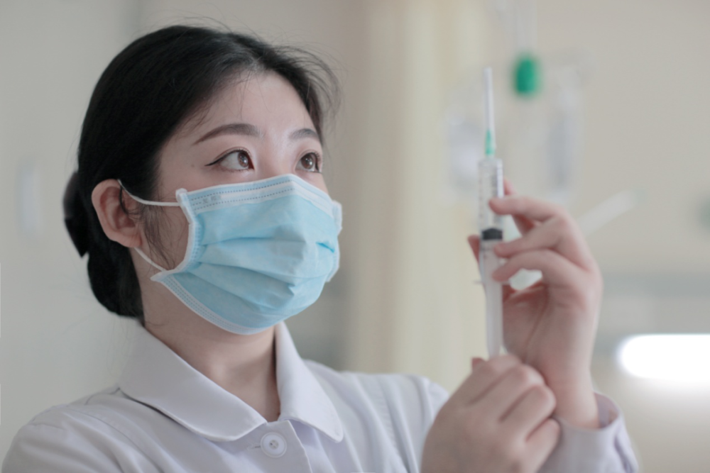 《聚精会神》乳腺外科护士正在准备静脉注射用药.