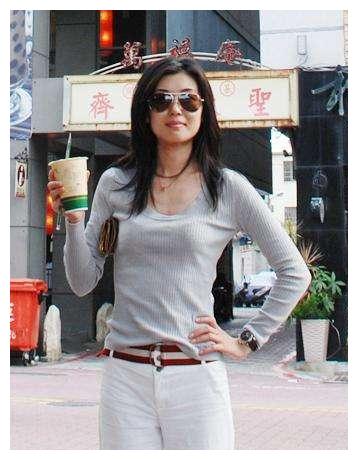 海峡两岸主持人李红48岁了还像18岁少女气质优雅备受好评