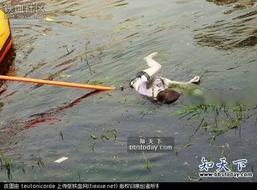 的女子比较年轻,大概二十多岁,上穿白色小衫,下穿蓝色牛仔短裤,赤脚!