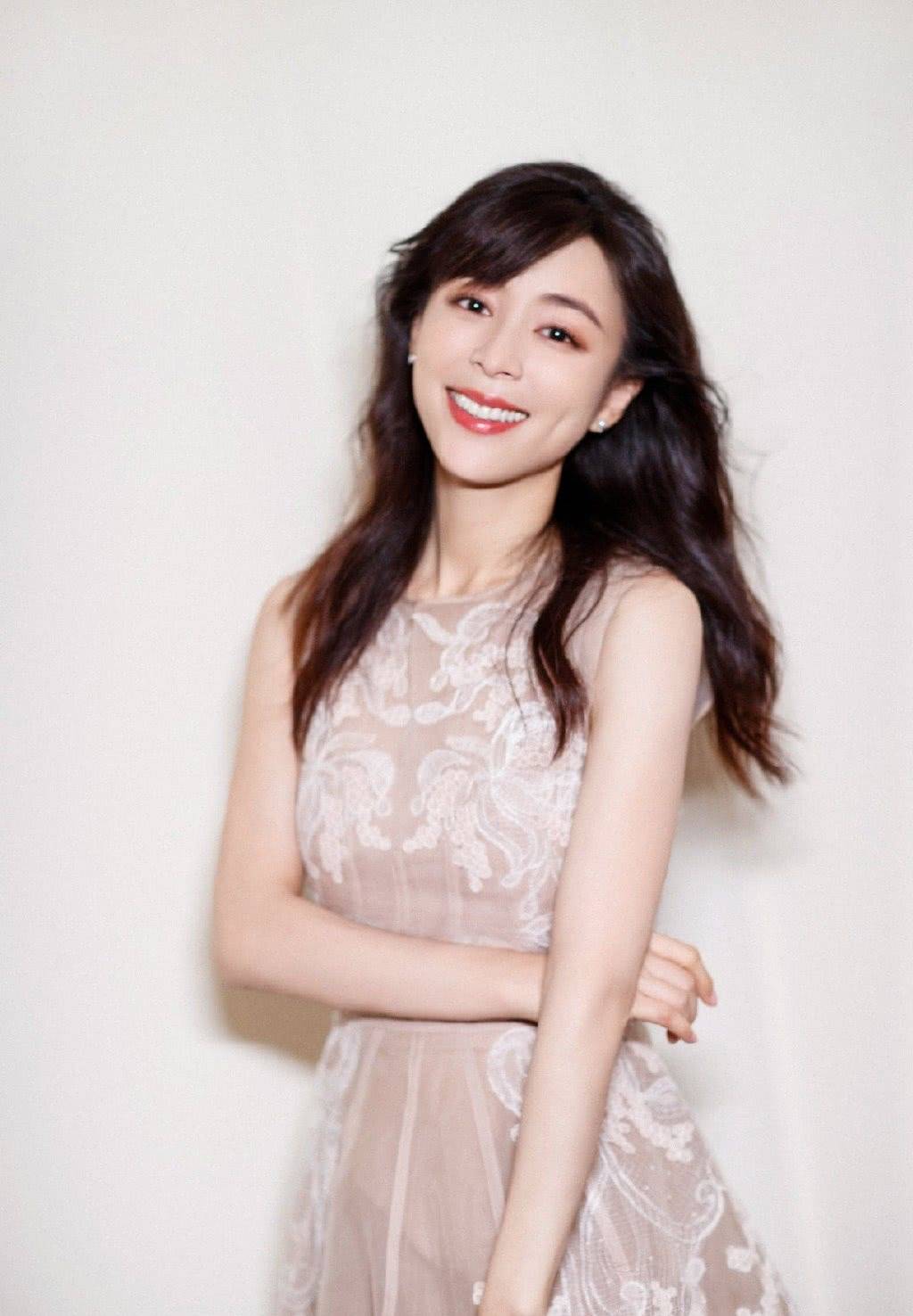 43岁张静初,真性感啊!凹凸感十足!_表演_角色_艺术