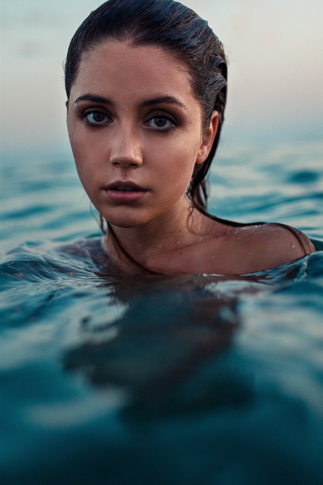 女孩在水中,游泳