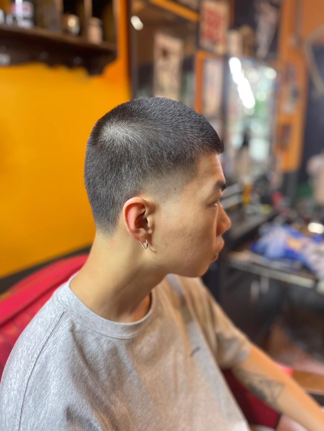 寸头发型干净利落