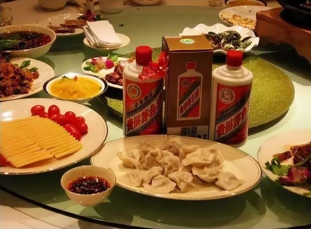 家中吃饭,不经意间看到桌子上整整齐齐摆放着两个茅台标志性的小酒杯