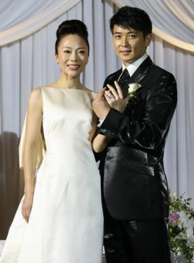 他被称为"最帅老师",娶大6岁妻子,当看到他老婆照片时,竟是熟悉的她!