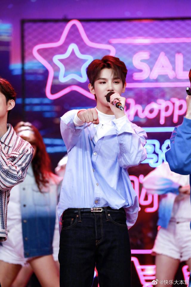 《快乐大本营》黄明昊现场照公开 明天就可以看见可爱小贾了!