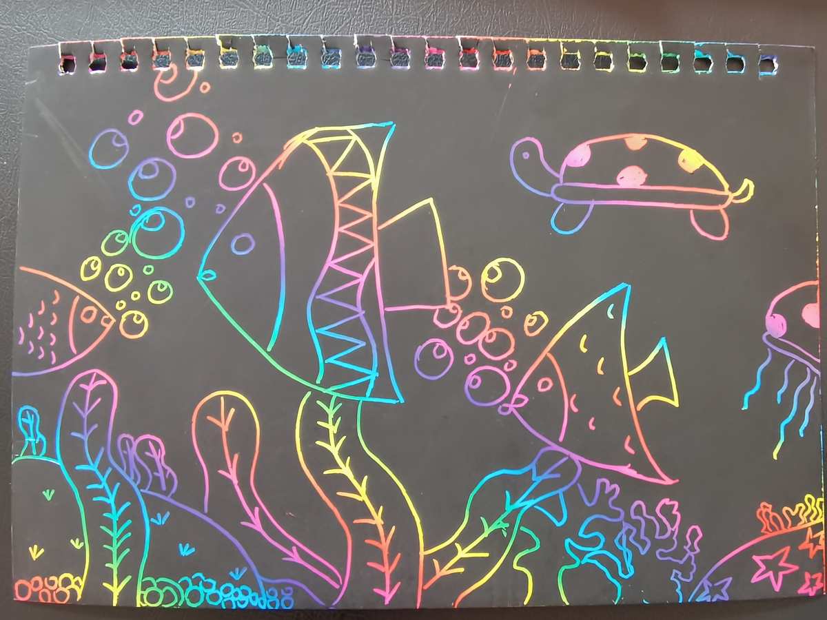 北环路小学三年级美术《海底世界》刮画优秀作品
