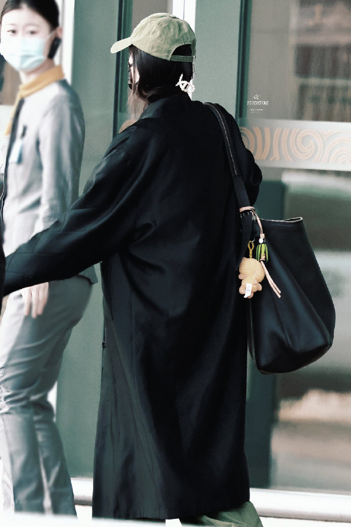 杨幂叠穿新中式#杨幂新的街拍,新中式叠穿亮相,层次分明,彰显出瞪奢