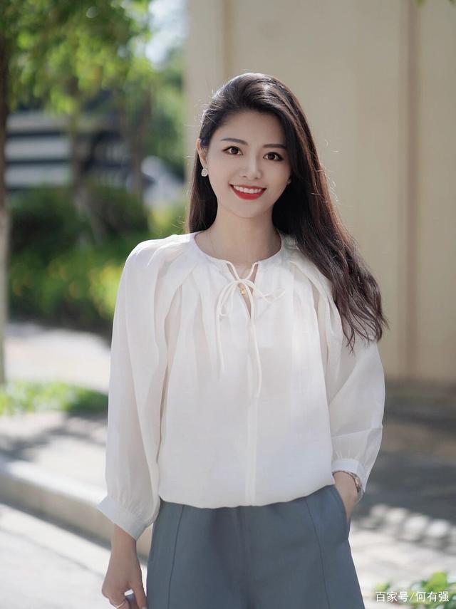 30岁的女人夏天怎么穿才漂亮?针织衫配半身裙或短裤,高级又时髦