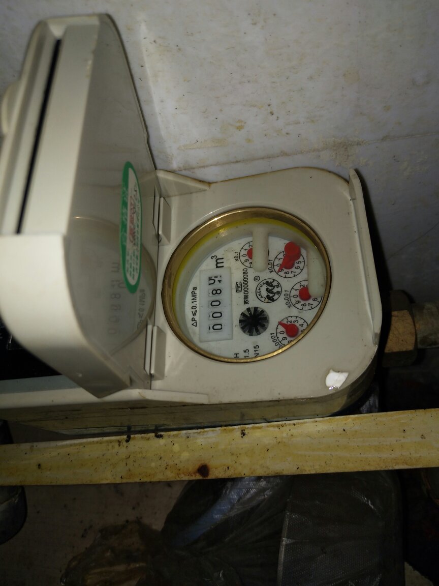 我想问一下,我这水表显示的还剩多少吨水?我看不懂!求解