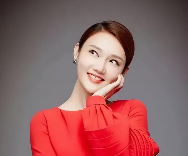 胡蝶:从央视主持人到幸福妻子的心路历程第一段:胡蝶成为《亚运一点通