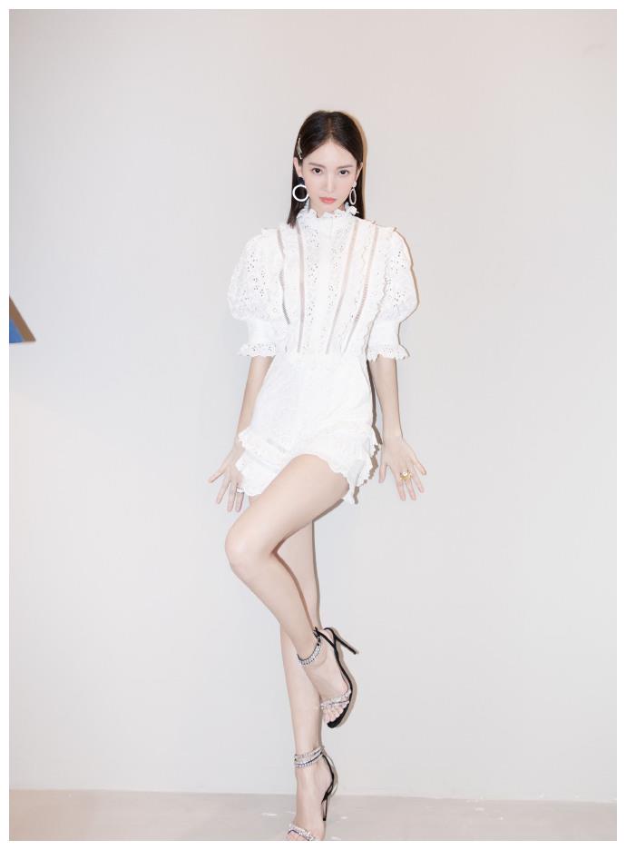 原创金晨一身白色连体短裤装扮秀丽可人美好身形超长美腿让人艳羡