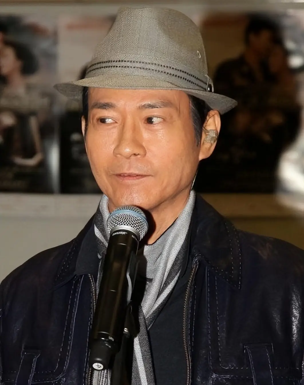 76岁郑少秋带三婚妻子买豪车,妻子穿搭时尚太年轻,小女儿很漂亮