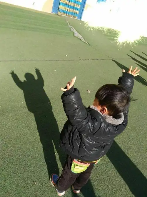 那小朋友们知道不知道影子是怎样产生的呢?