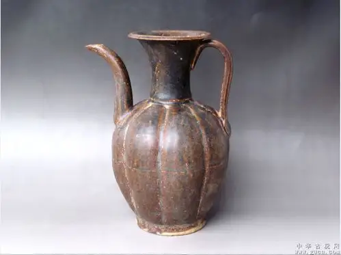 出土的宋代酱釉瓜棱执壶