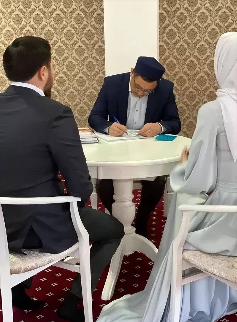 当然穿搭就丰富了很多,从色彩到款式显得比较开放,男人大多是一件长袍