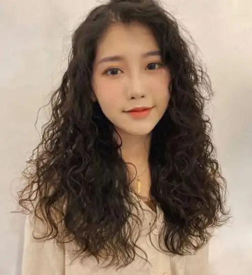 头发少适合什么发型 小卷烫时髦又显发量_女生烫发 - 美发站