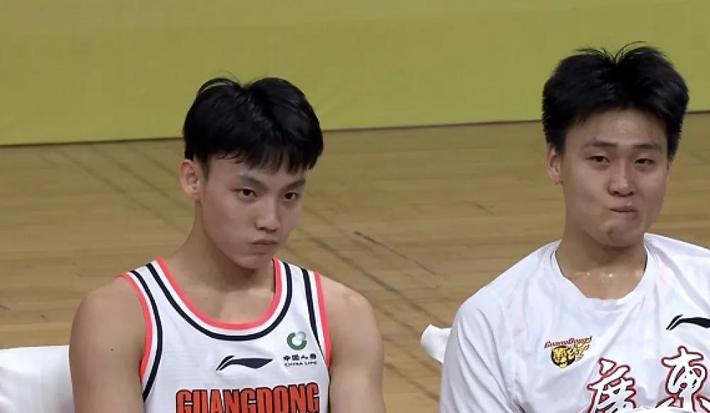 很多媒体人甚至球迷都直言,徐杰这种不超过一米八的身高,而且身材还偏