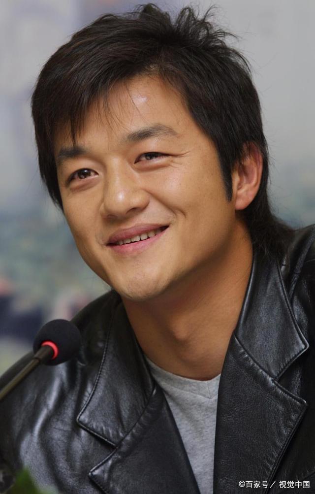 李亚鹏近照曝光,身材发福眼神疲惫,愁眉紧锁头发稀疏格外抢镜