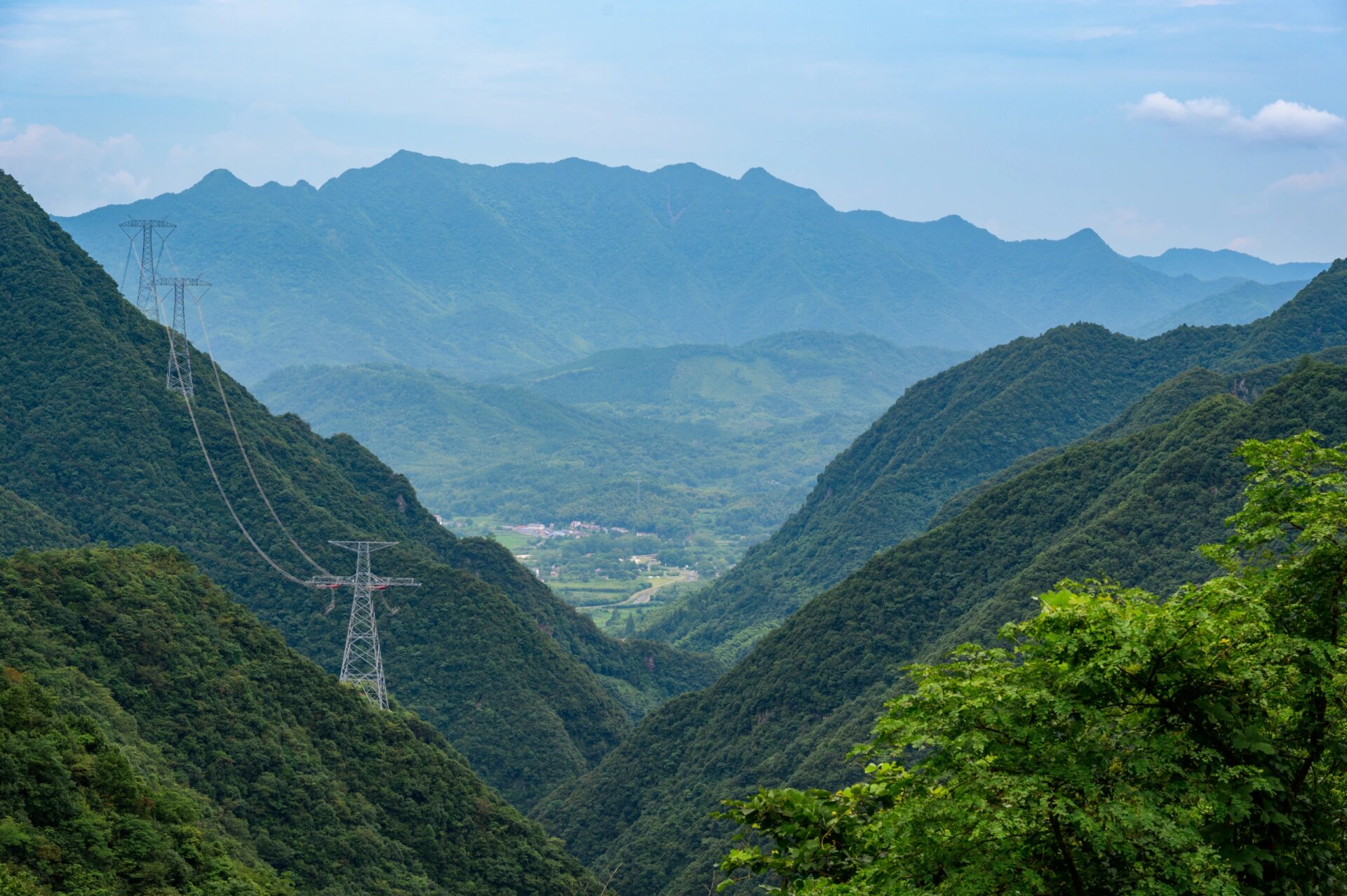 皖南川藏线——六道湾,风景好看车好多  皖南川藏线的六道湾段,风景是