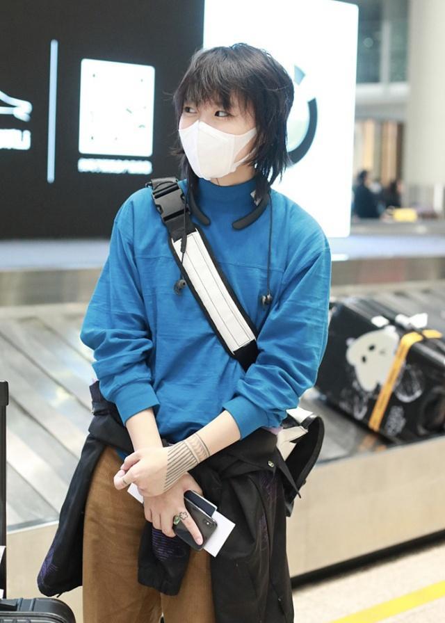 连帽卫衣配工装裤真惊艳,换个发型差点认不出_窦靖童_长发_风格