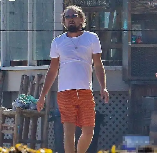 男神莱昂纳多变谢顶大叔 海边度照显啤酒肚