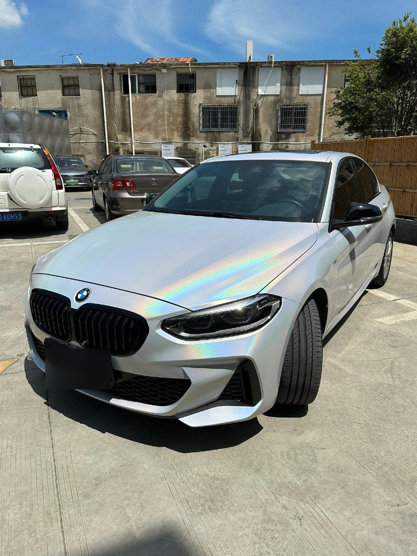 一款特别适合女孩子的改色膜哦 车型:宝马120 改色膜:七彩镭射白 没有