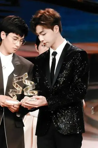 胡先煦陈立农现场牵手