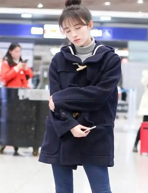 鞠婧祎站在机场睡着了,盛世容颜在路人镜头下会"原形毕露"吗