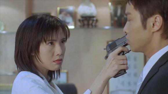 龙在边缘:黑帮大嫂被彻底惹怒,拿刀跟十几人对砍,枪怼敌帮老大-影视综