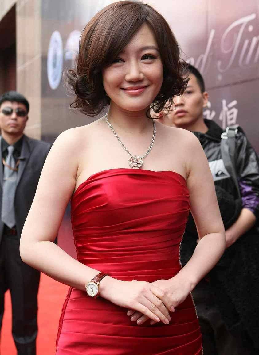薛佳凝真是太任性,红色紧身裙配"大妈头",可惜那张16岁的脸_时尚_裙装