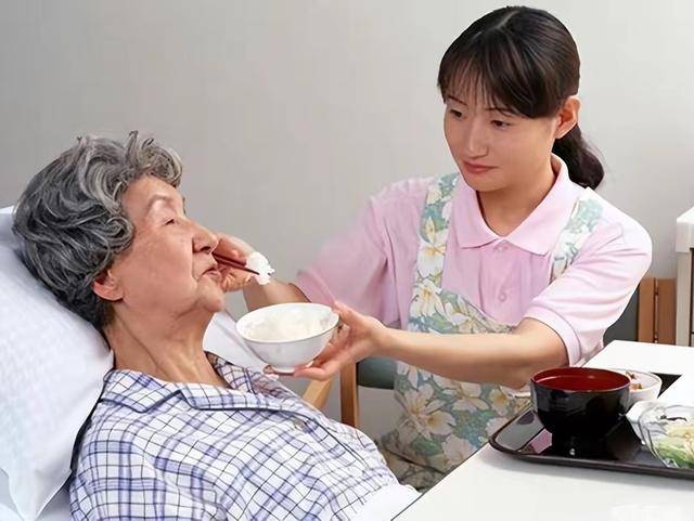 白天做家务,晚上照顾老人,"陪床保姆"揭开保姆圈秘密_吕大妈_工作