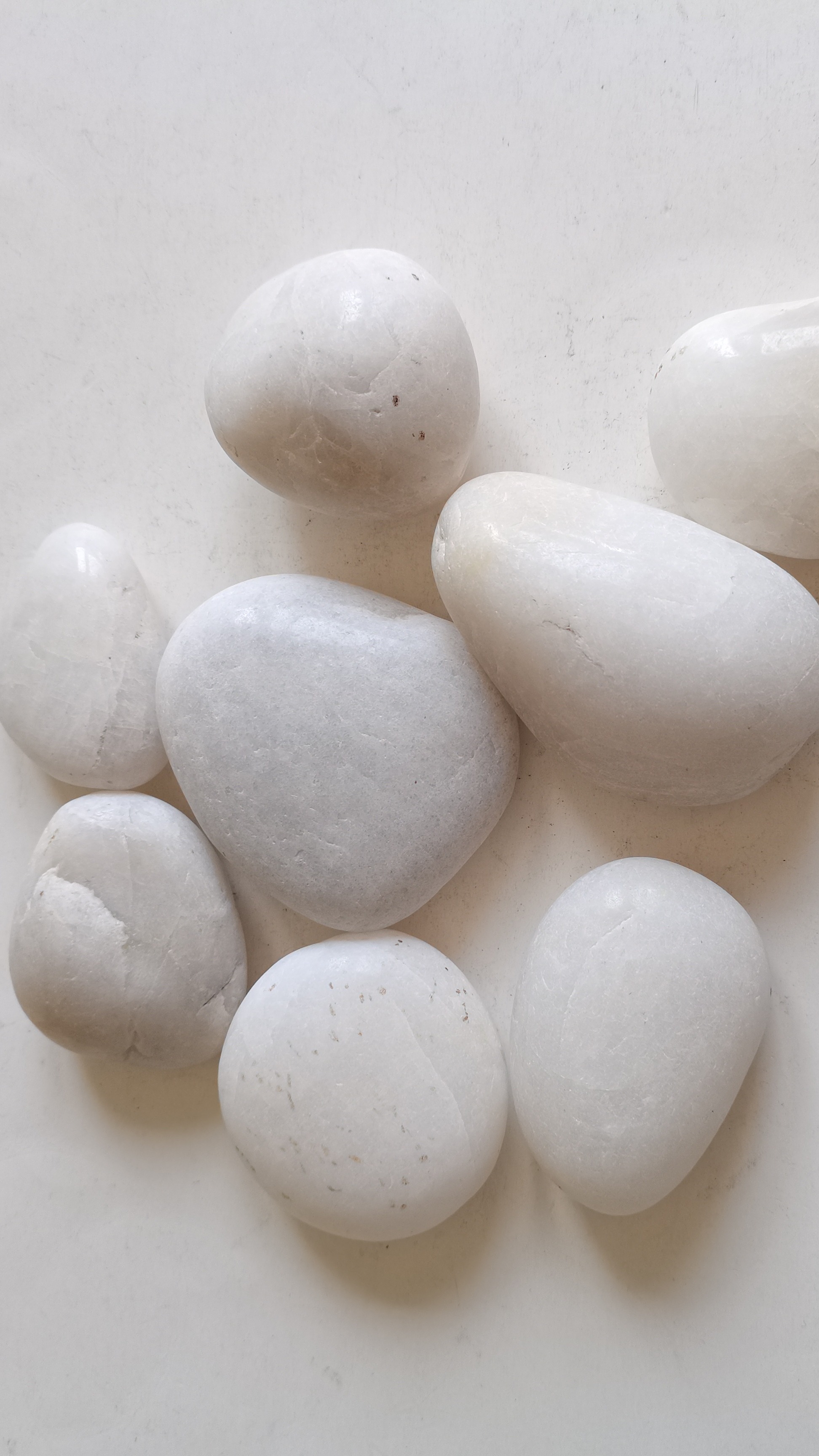 白色鹅卵石是什么材质