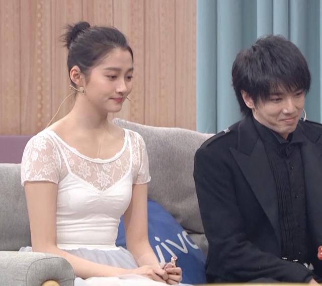 关晓彤华晨宇演小品, 当他俩并肩坐下, 谁注意晓彤拿的两样东西?