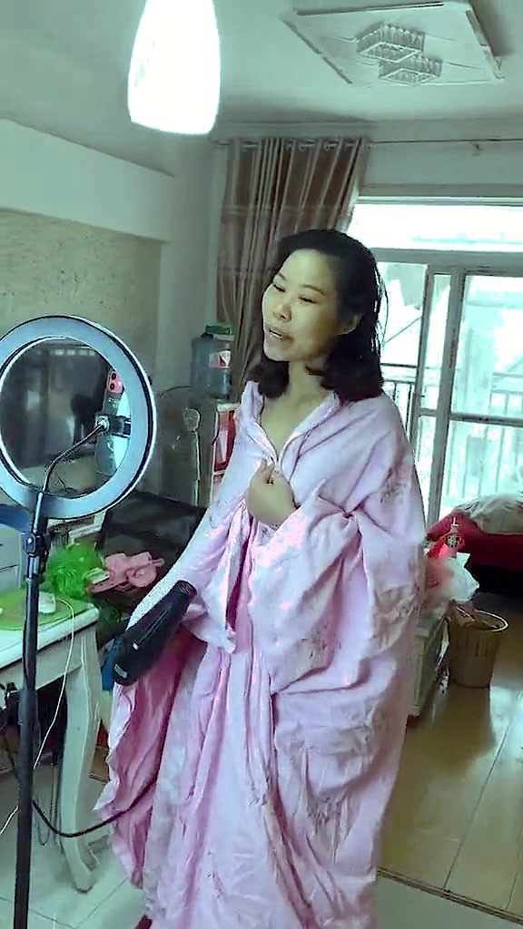 我大姐都四十了,还整天沉迷美颜,听说好多人追她呢