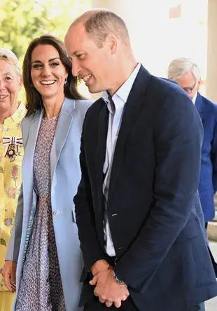 威廉王子和凯特王妃揭幕二人的第一幅联合肖像,凯特忍