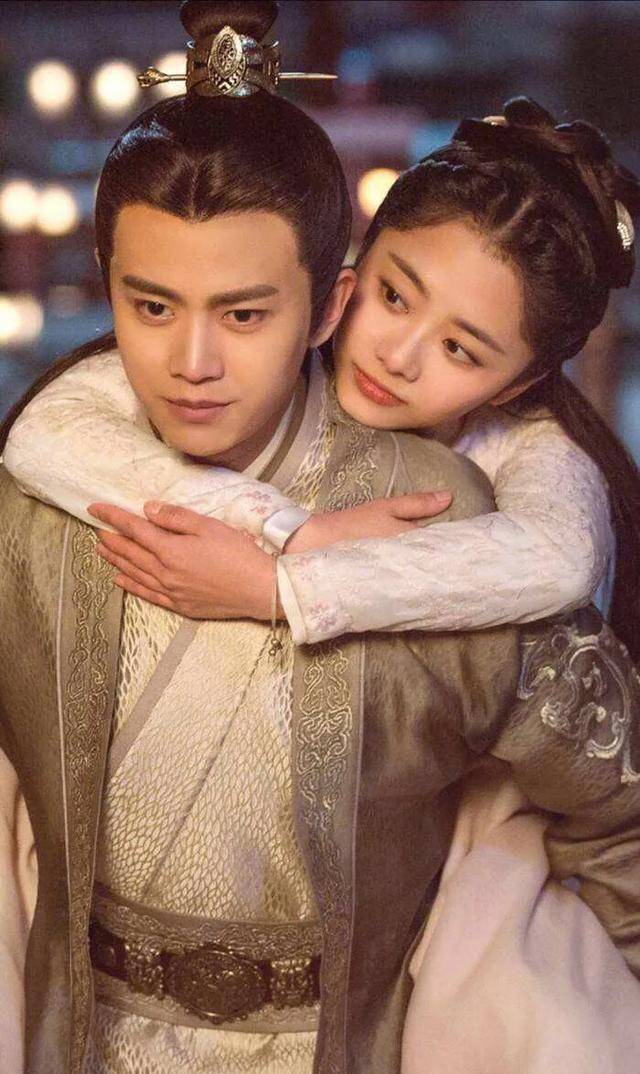 在剧中,所有的亲密镜头,吻戏,全部都不是任嘉伦本人拍摄