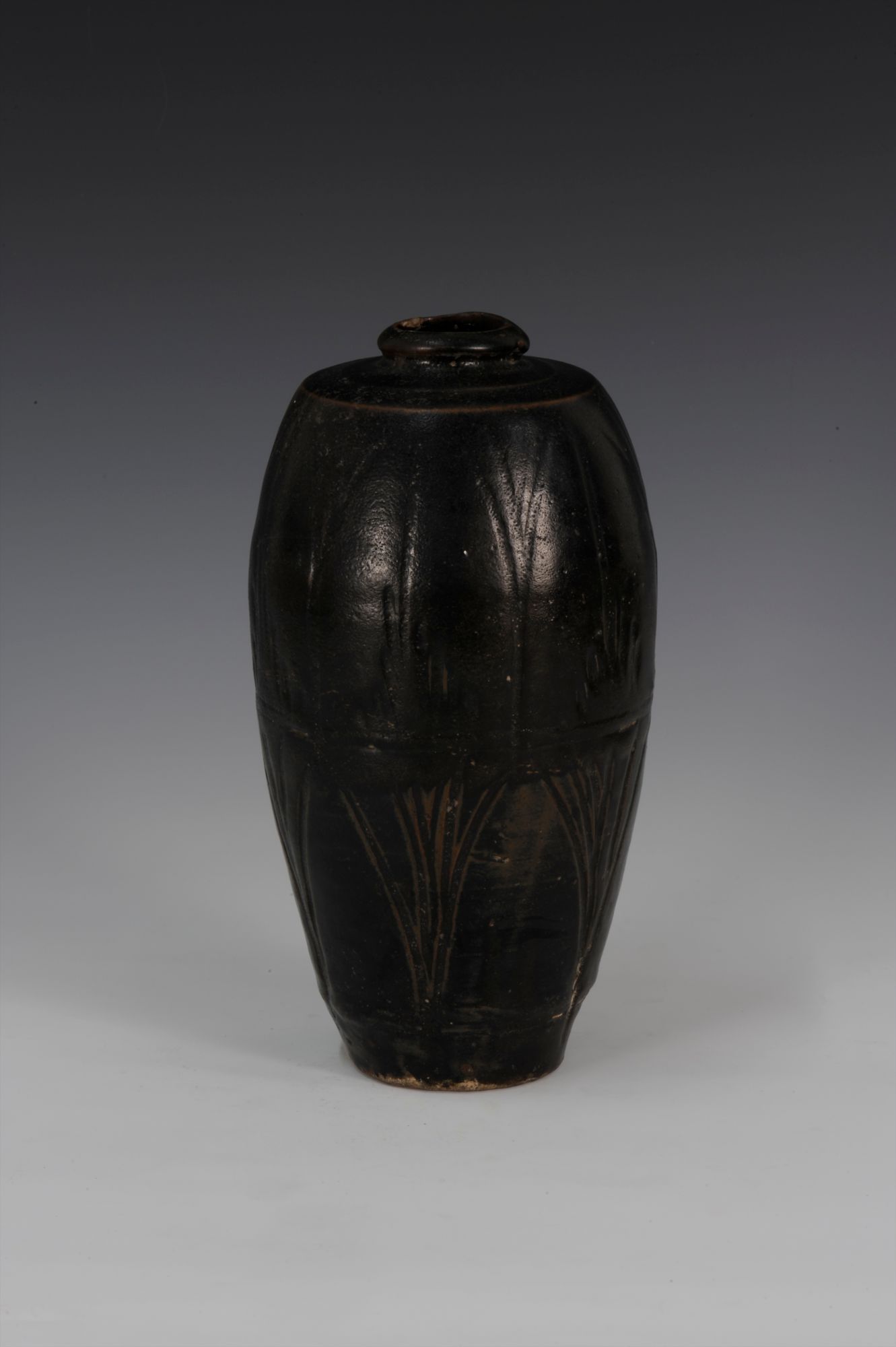 金代黑釉刻花梅瓶