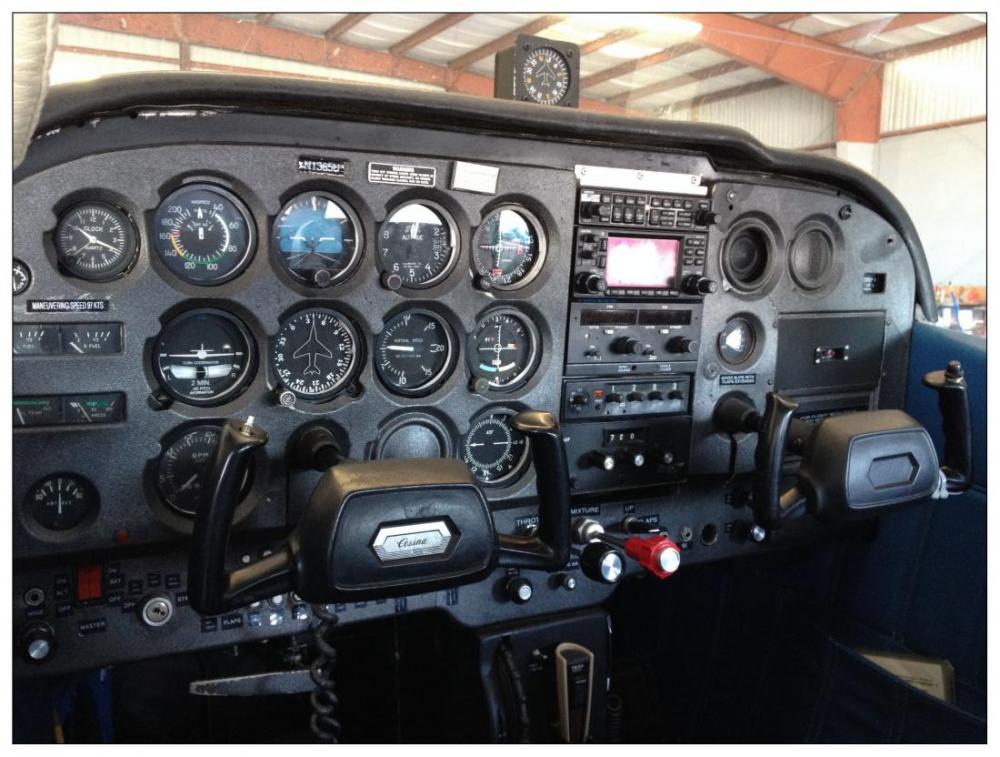图:比较典型的cessna 172n培训用飞机的驾驶舱.