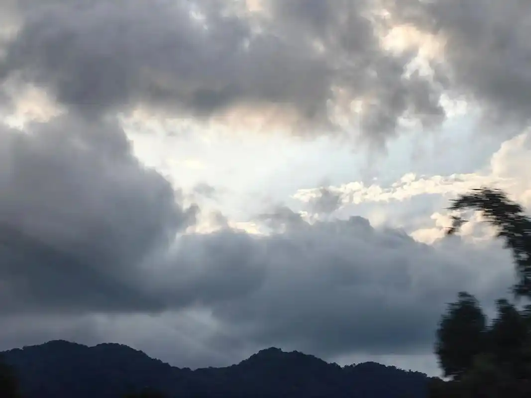 月亮93 #随手拍天空 总活在别人的期待之中