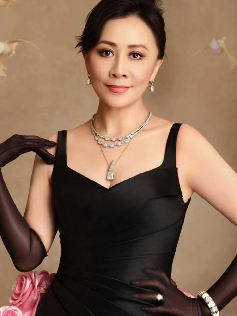 刘嘉玲,这位影视界的传奇女星,不仅以其出色的演技和独特的气质赢得了