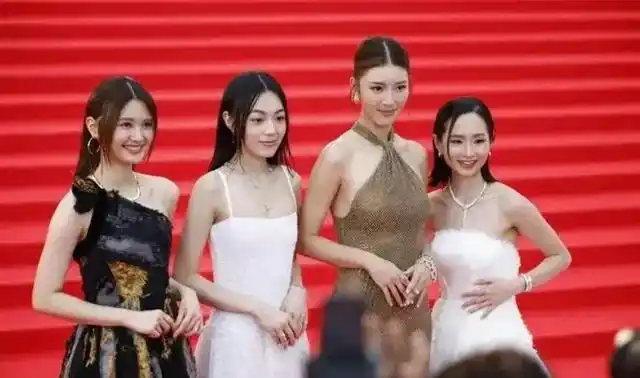 璀璨香港刘嘉玲颈间金龙翻腾林熙蕾巨钻争辉余香凝留时尚美学