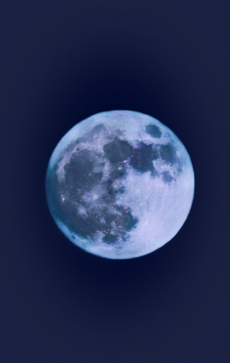 用手机拍摄到的十五的月亮