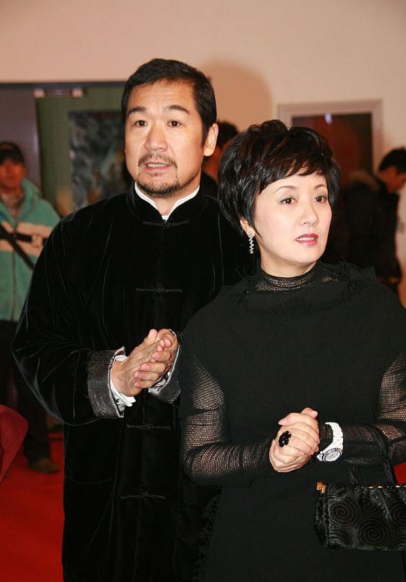 张国立也太宠邓婕了,都结婚这么久了还要搂着,看着太恩爱了