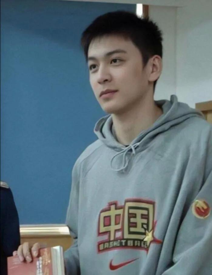 年少时的杨鸣,看到他,帅气真的可以当饭吃! #辽宁男篮
